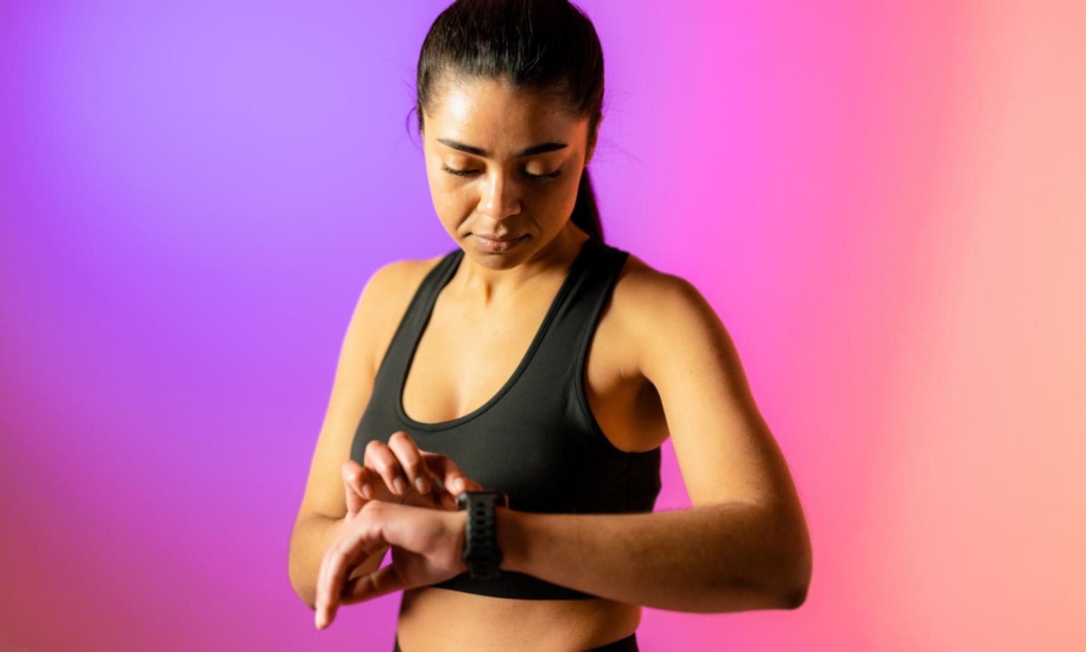 Outdoor CrossFit Training mit Teilnehmern im Park