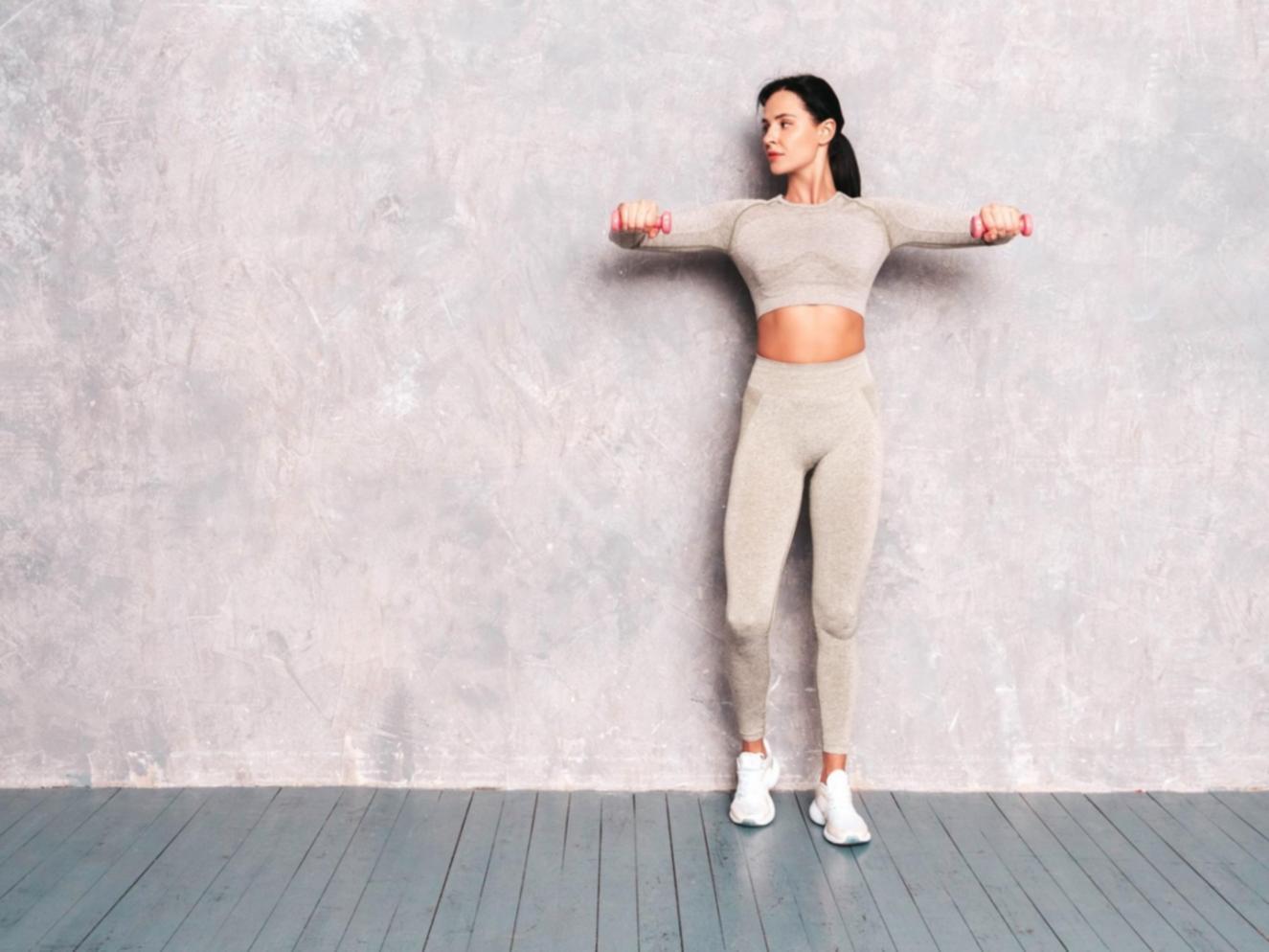 CrossFit Trainer führt Outdoor-Training durch