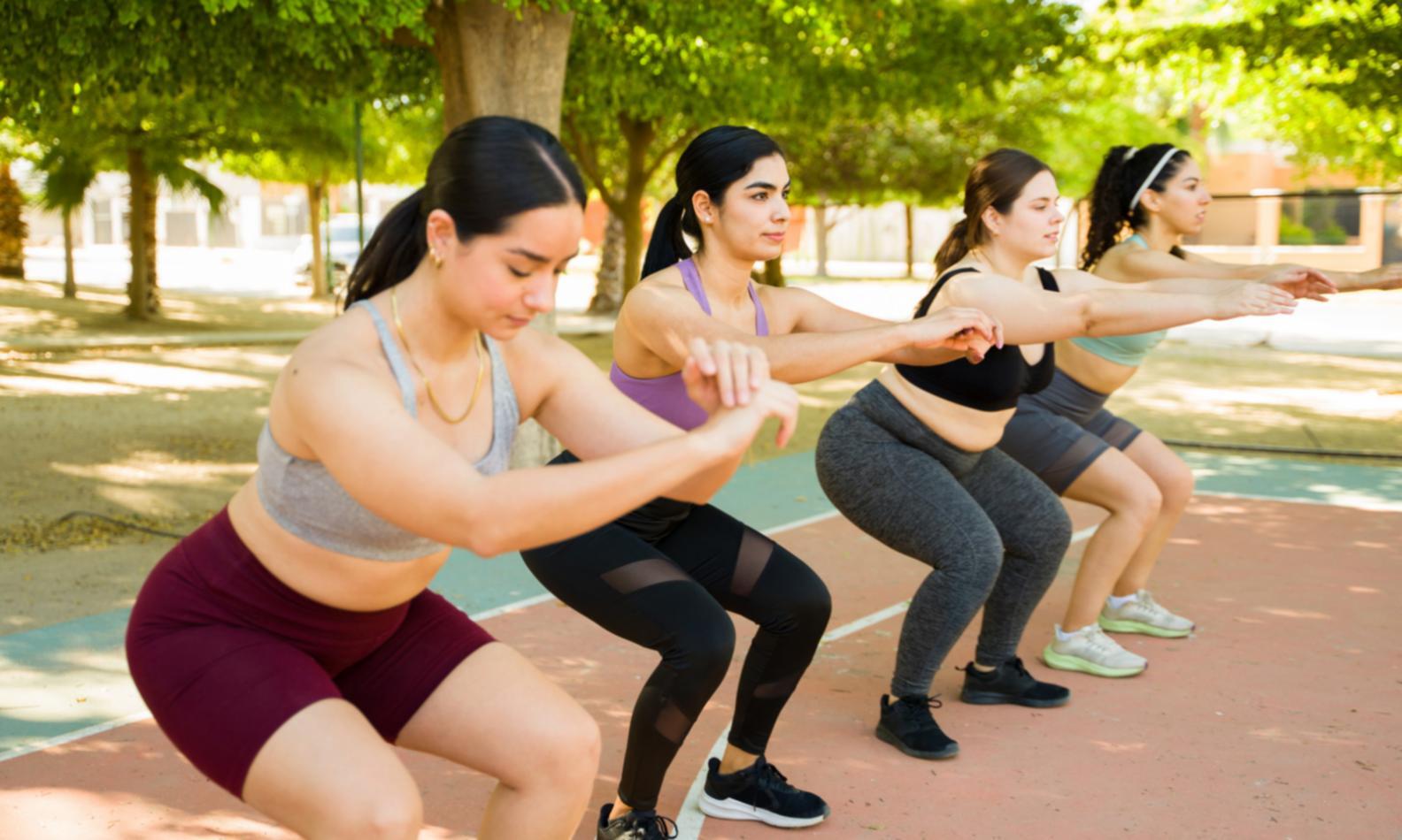 Funktionelles Training draußen im Park